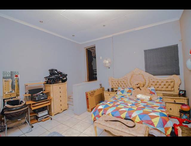 4 BEDROOM HOUSE FOR SALE IN BEZUIDENHOUT VALLEY